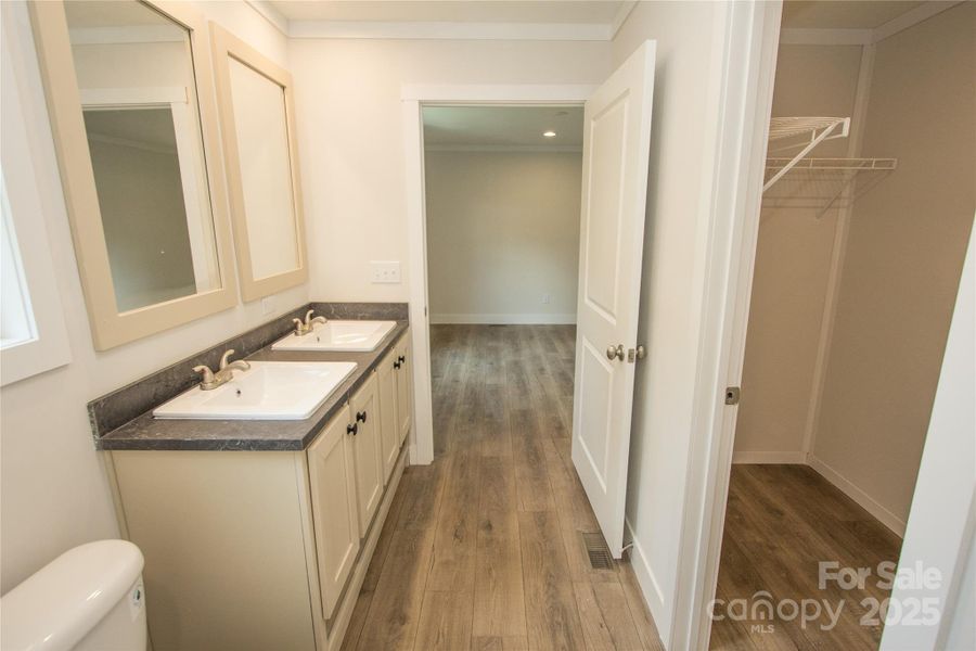 Primary Bathroom w/ Walk-in closet Primary Bathroom w/ Walk-in closet