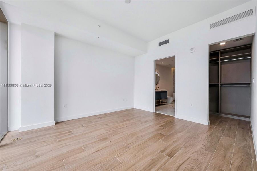 Spacious, unfurnished interior of a new home in Mr. C Residences, Miami (Image 20).