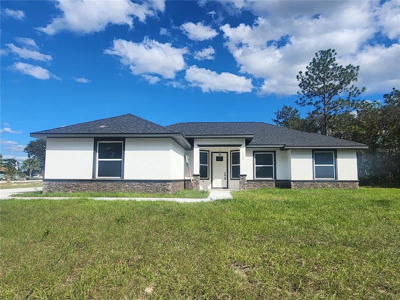 Exterior details and patio area of a home in , Dunnellon (Image 28).