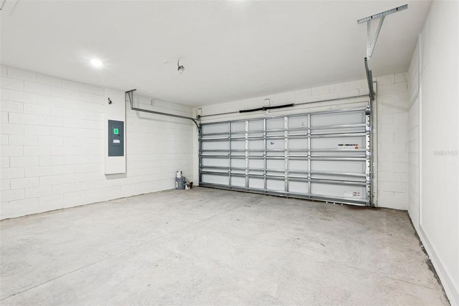 Spacious, unfurnished interior of a new home in Willowbrook North, Winter Haven (Image 29).