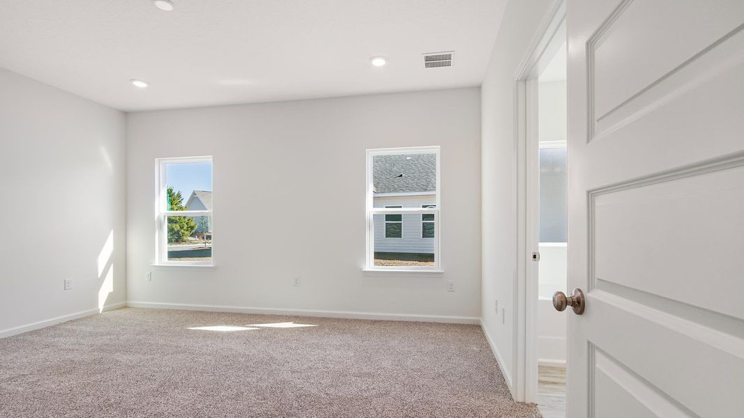 Spacious, unfurnished interior of a new home in Owl's Head East, Freeport (Image 15).