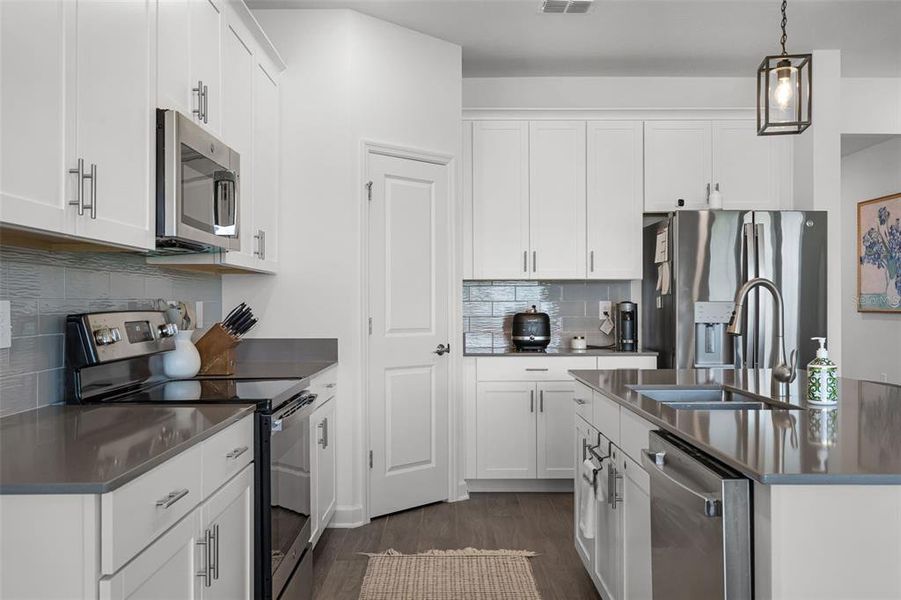 Furnished interior view inside a new home in , Orlando (Image 53).