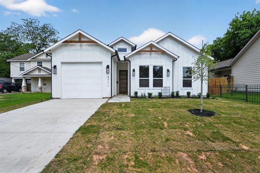 Front exterior of a new home in , Dallas, TX, highlighting curb appeal (Image 1). Front exterior of a new home in , Dallas, TX, highlighting curb appeal (Image 1).