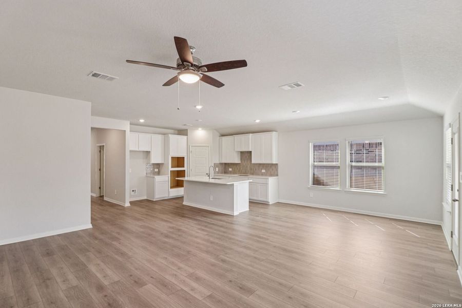 Spacious, unfurnished interior of a new home in Arcadia Ridge - Classic Series, San Antonio (Image 25).