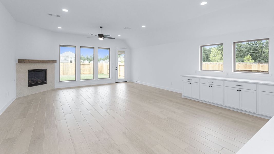 Spacious, unfurnished interior of a new home in Evergreen, Conroe (Image 49).