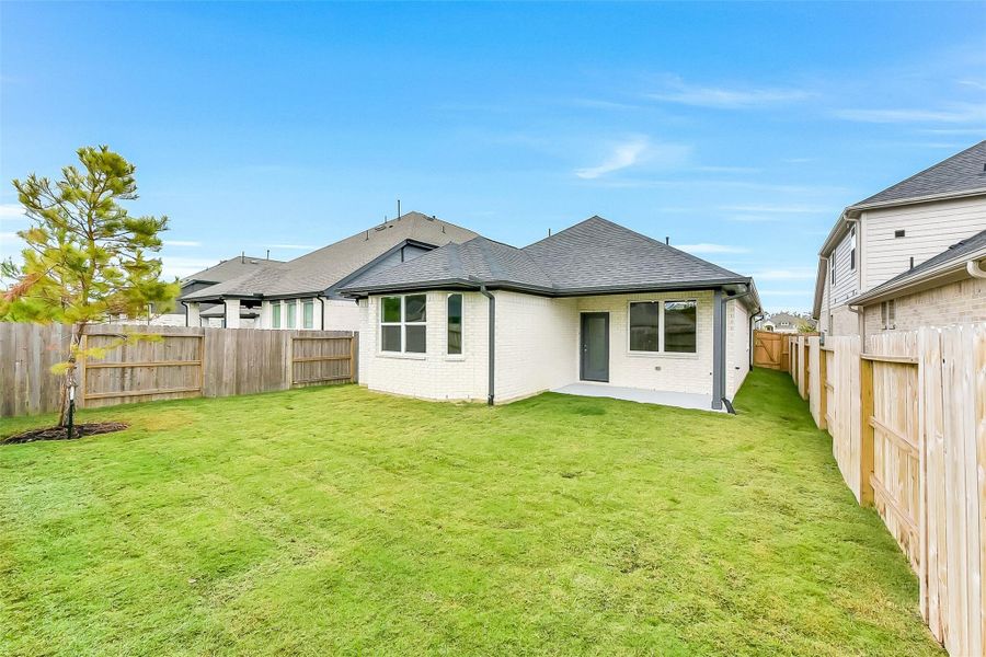 Exterior details and patio area of a home in Evergreen 40', Conroe (Image 2).