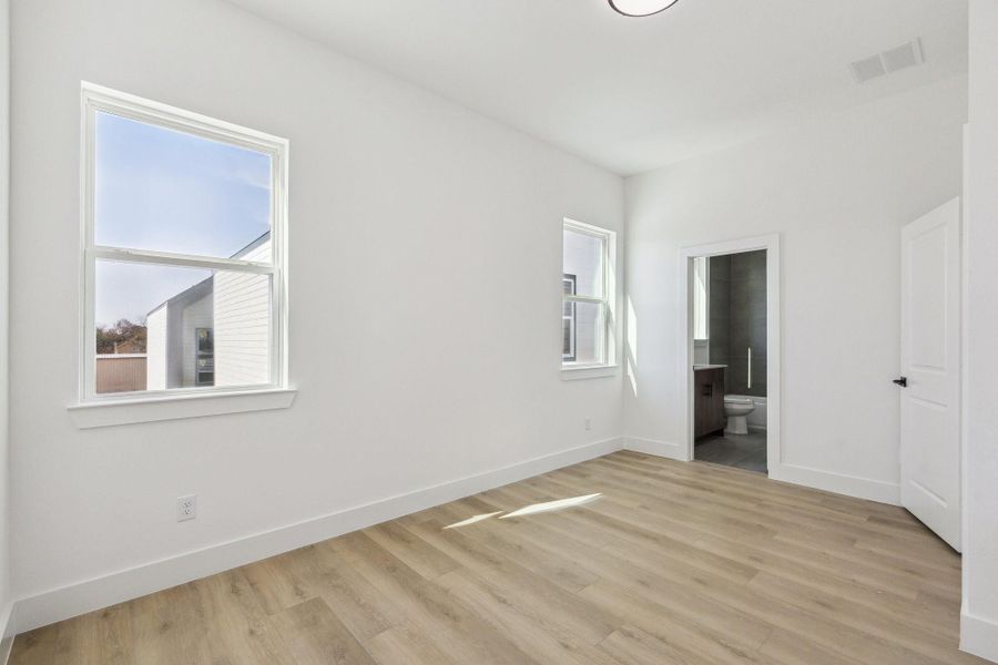 Spacious, unfurnished interior of a new home in Thornton Oaks, Houston (Image 19). Spacious, unfurnished interior of a new home in Thornton Oaks, Houston (Image 19).