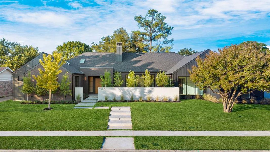 Exterior details and patio area of a home in , Farmers Branch (Image 29).