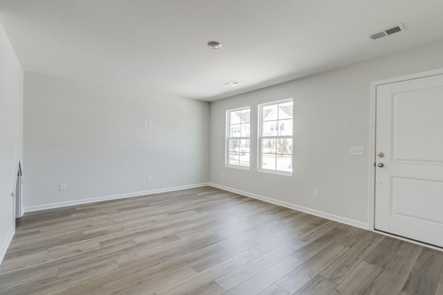 Spacious, unfurnished interior of a new home in Astoria, Columbia (Image 16).