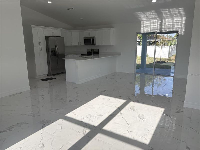 Spacious, unfurnished interior of a new home in , Cape Coral (Image 8).