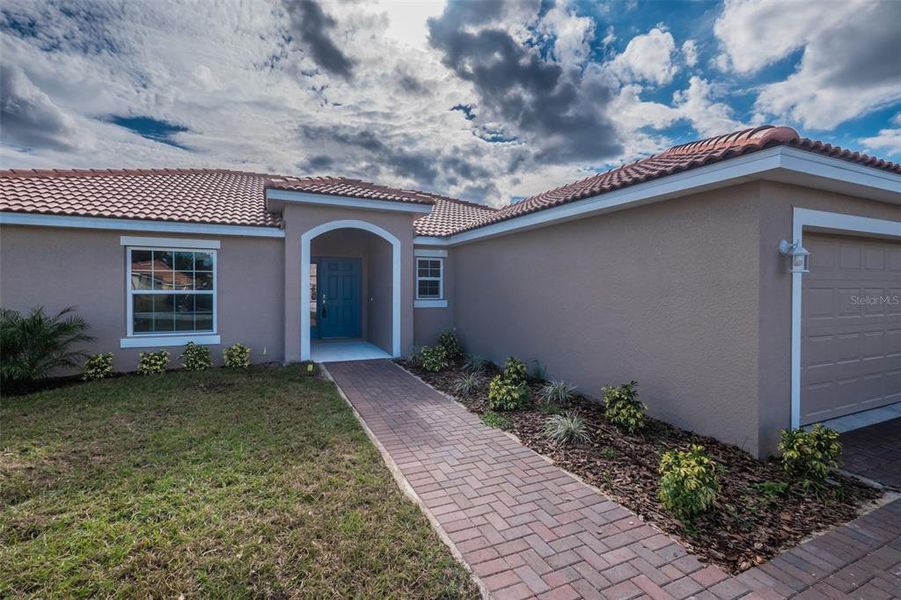 Exterior details and patio area of a home in , Kissimmee (Image 3).