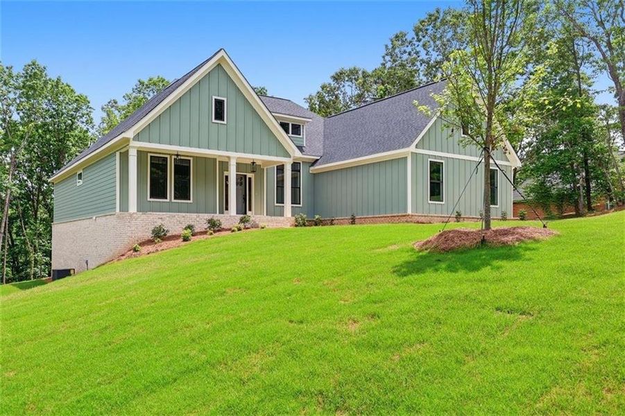 Exterior details and patio area of a home in , Clarkesville (Image 3).