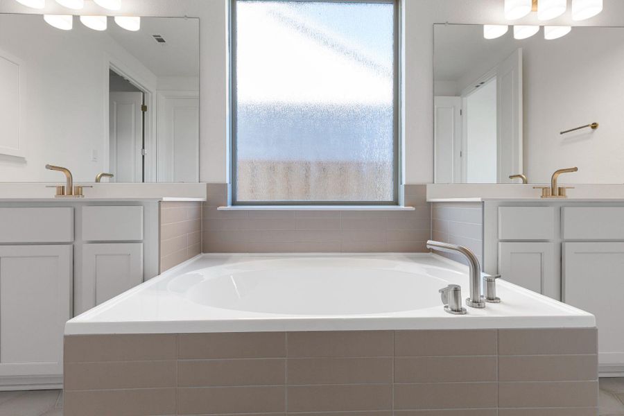 Garden Tub & Dual Vanities in Primary Bath