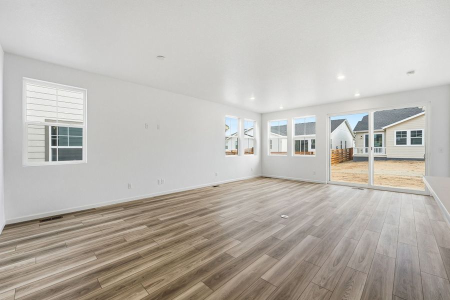 Spacious, unfurnished interior of a new home in The Aurora Highlands, Aurora (Image 11).