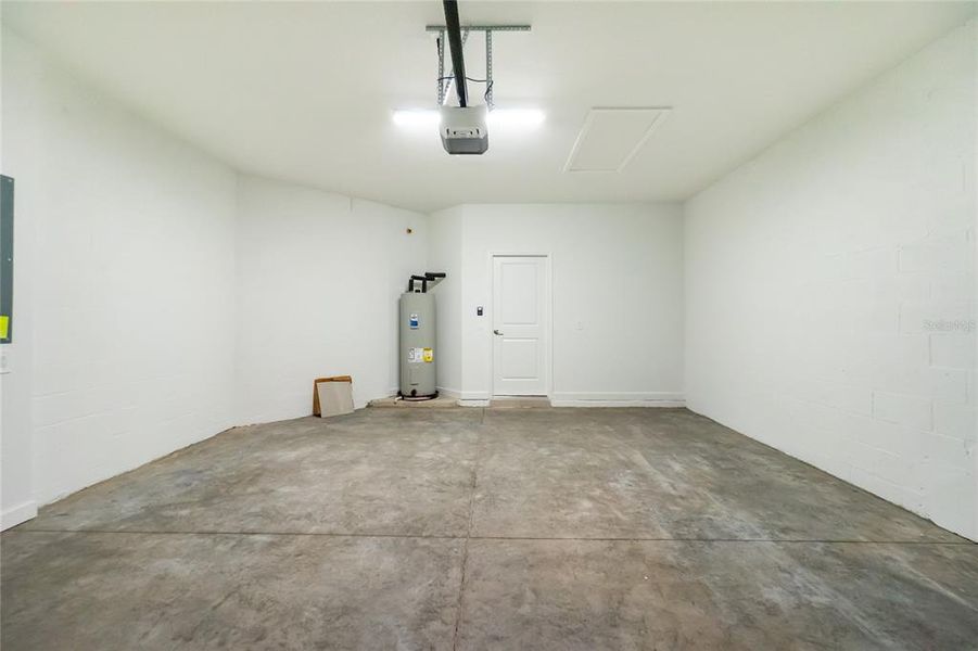 Spacious, unfurnished interior of a new home in Island Lakes at Coco Bay: Villas, Englewood (Image 28).