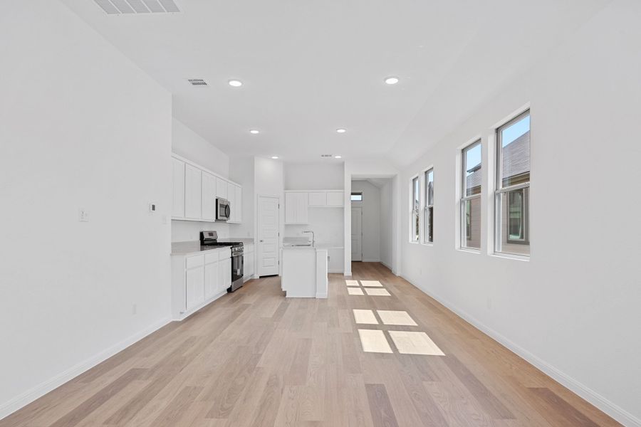 Spacious, unfurnished interior of a new home in Trinity Ranch, Elgin (Image 15).