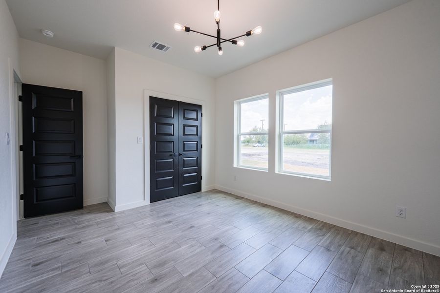 Spacious, unfurnished interior of a new home in , Natalia (Image 29).