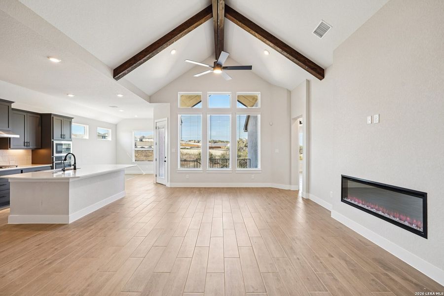 Spacious, unfurnished interior of a new home in Meyer Ranch, New Braunfels (Image 36).
