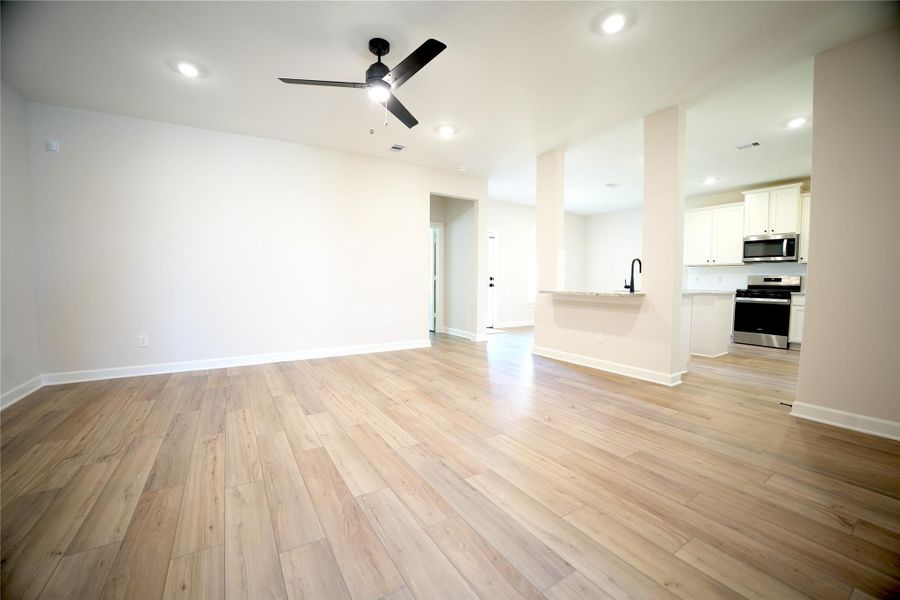 Spacious, unfurnished interior of a new home in Wedgewood Forest, Conroe (Image 30). Spacious, unfurnished interior of a new home in Wedgewood Forest, Conroe (Image 30).
