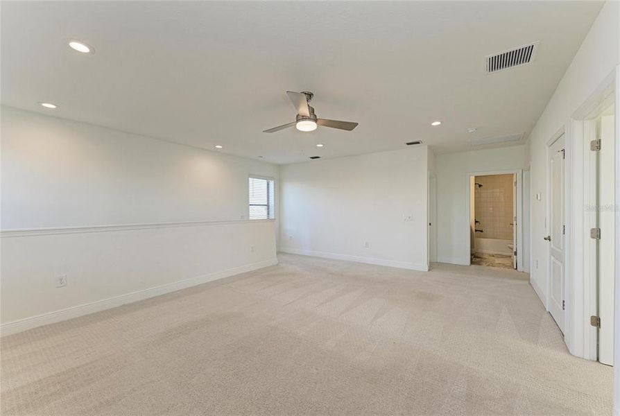 Spacious, unfurnished interior of a new home in , Sarasota (Image 17).