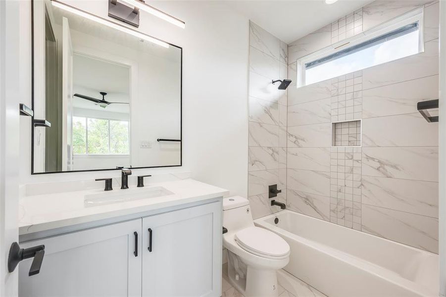 BR4 Full bath with shower / bathtub combination and vanity BR4 Full bath with shower / bathtub combination and vanity