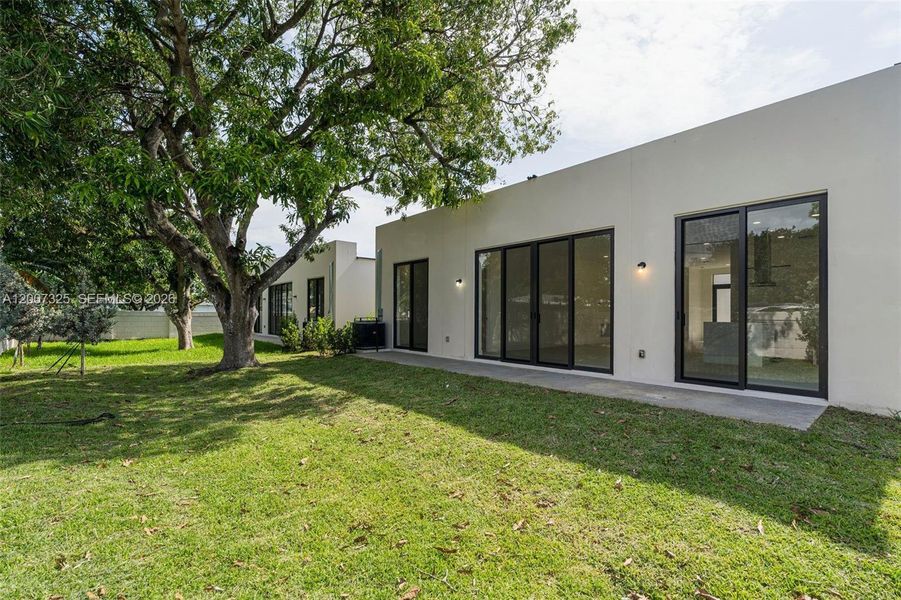 Exterior details and patio area of a home in , Fort Lauderdale (Image 29). Exterior details and patio area of a home in , Fort Lauderdale (Image 29).
