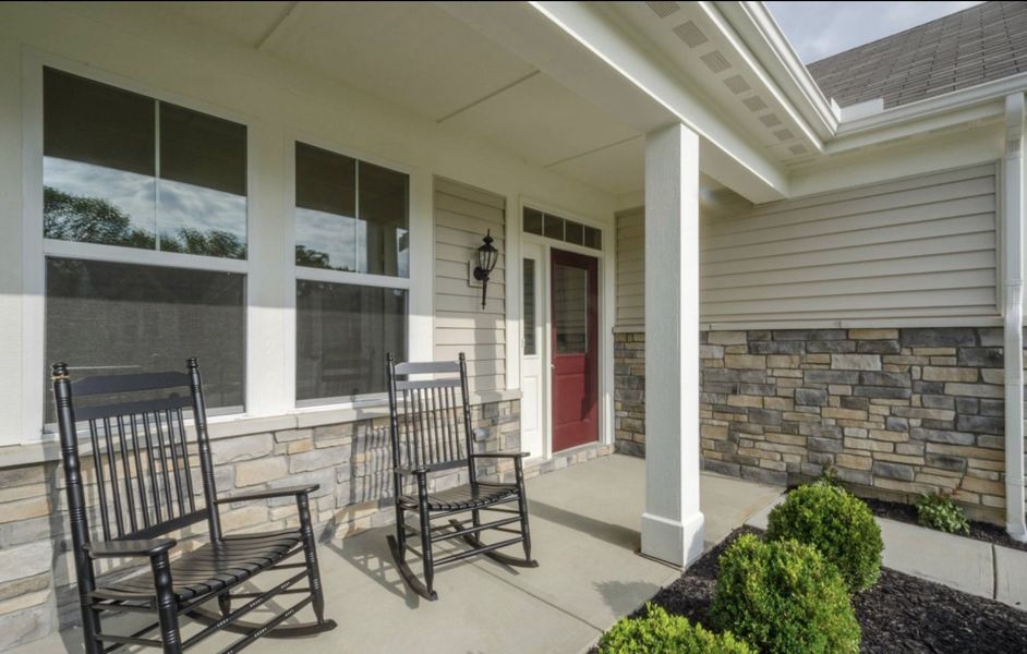 Representative exterior details of a home built from the Edenton by Fischer Homes in Savannah Lakes, Hiram (Image 3).