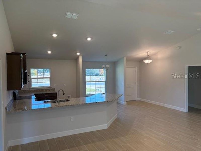 Spacious, unfurnished interior of a new home in Juliette Falls, Dunnellon (Image 7).