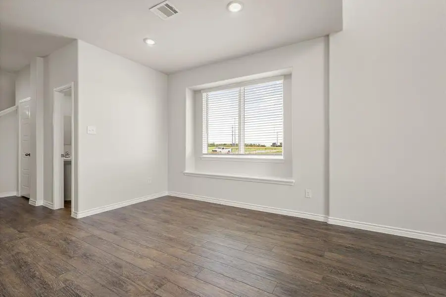Spacious, unfurnished interior of a new home in Rocky Creek Crossing, Fort Worth (Image 13).