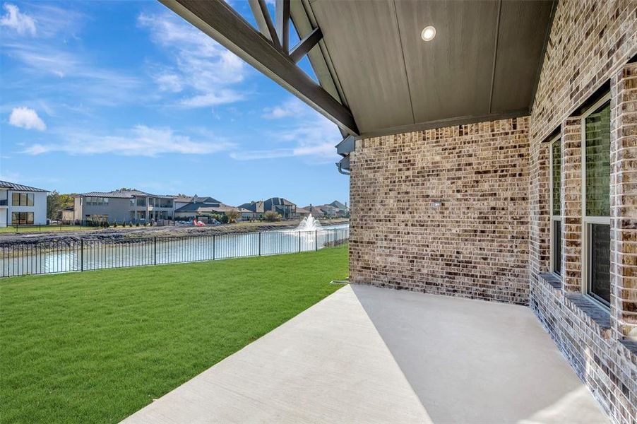 Exterior details and patio area of a home in Heath Golf & Yacht Estates, Heath (Image 22).