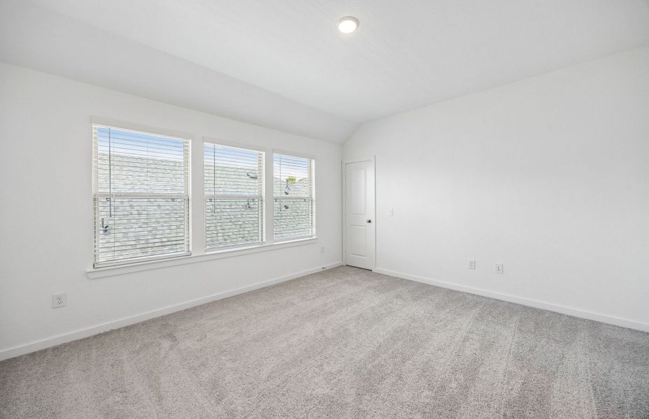 Spacious, unfurnished interior of a new home in Ellerden, Tomball (Image 22).