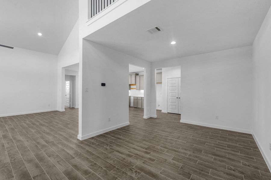 Spacious, unfurnished interior of a new home in Huntington Place, Rosharon (Image 20).