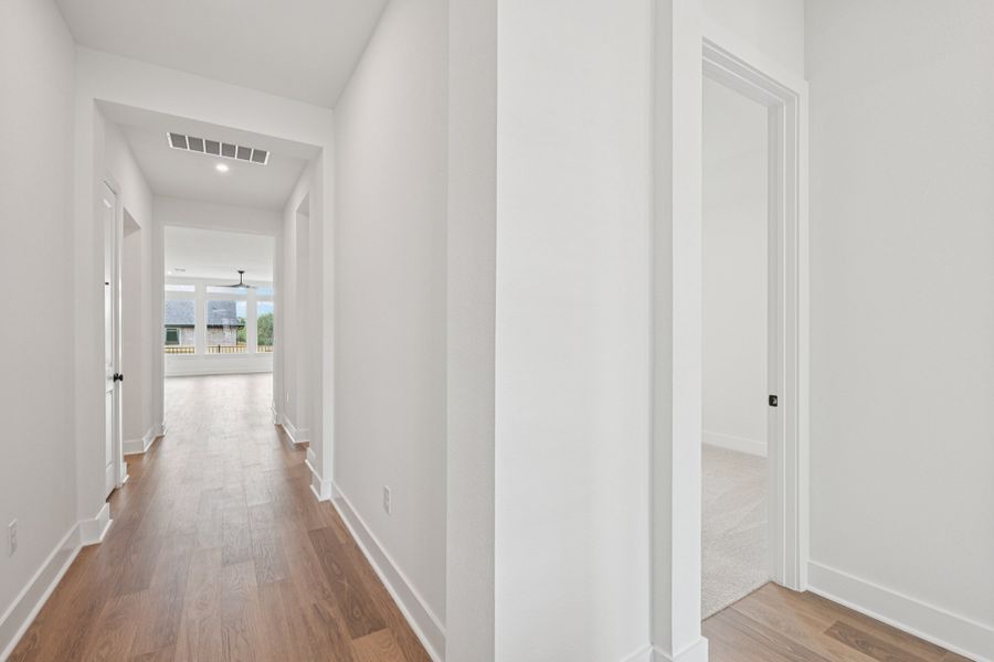 Spacious, unfurnished interior of a new home in Persimmon, Buda (Image 12).