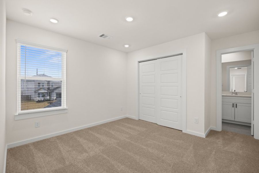 Spacious, unfurnished interior of a new home in Creekhaven, Rosharon (Image 27).