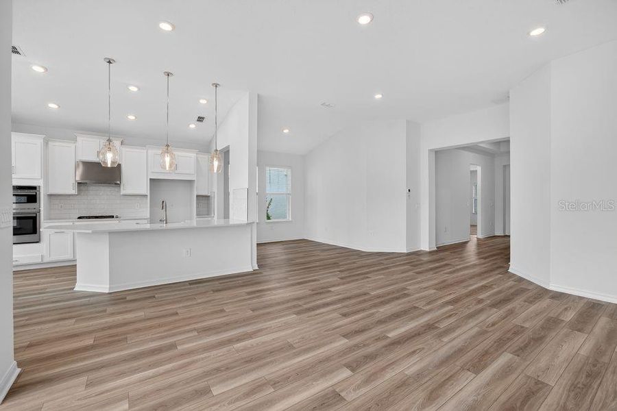 Spacious, unfurnished interior of a new home in Coasterra Community Group Page, Palmetto (Image 12).