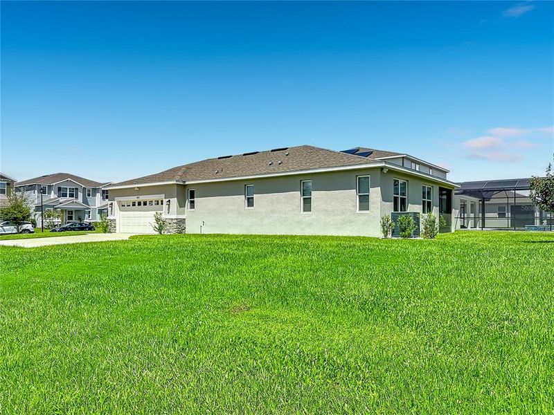 Exterior details and patio area of a home in Seasons at Big Sky, Kissimmee (Image 33).