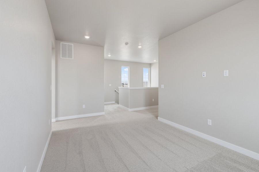 Spacious, unfurnished interior of a new home in The Aurora Highlands, Aurora (Image 18).