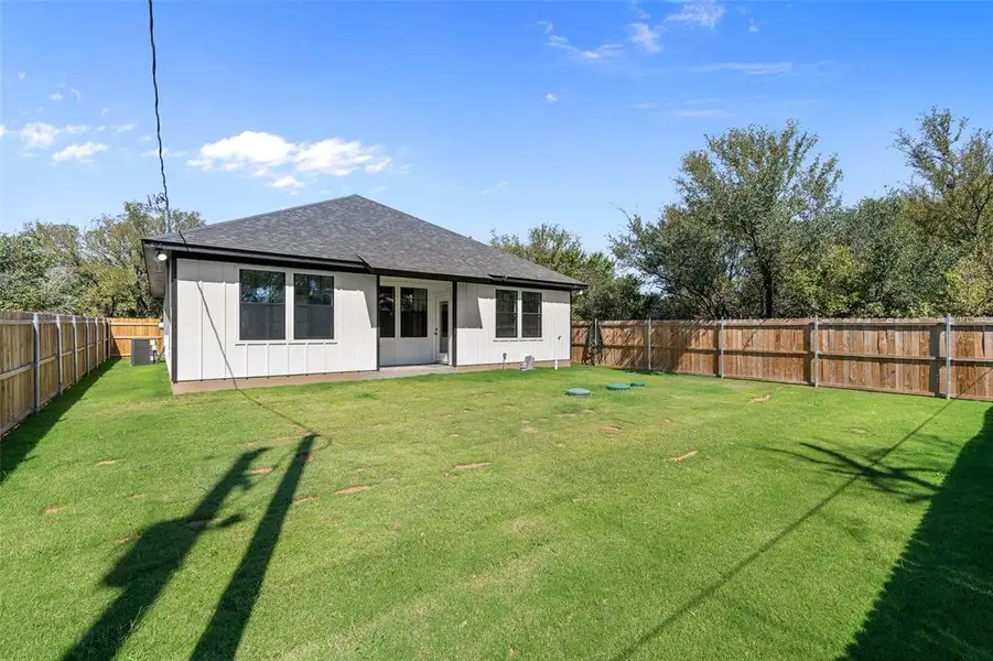 Exterior details and patio area of a home in , Granbury (Image 4).