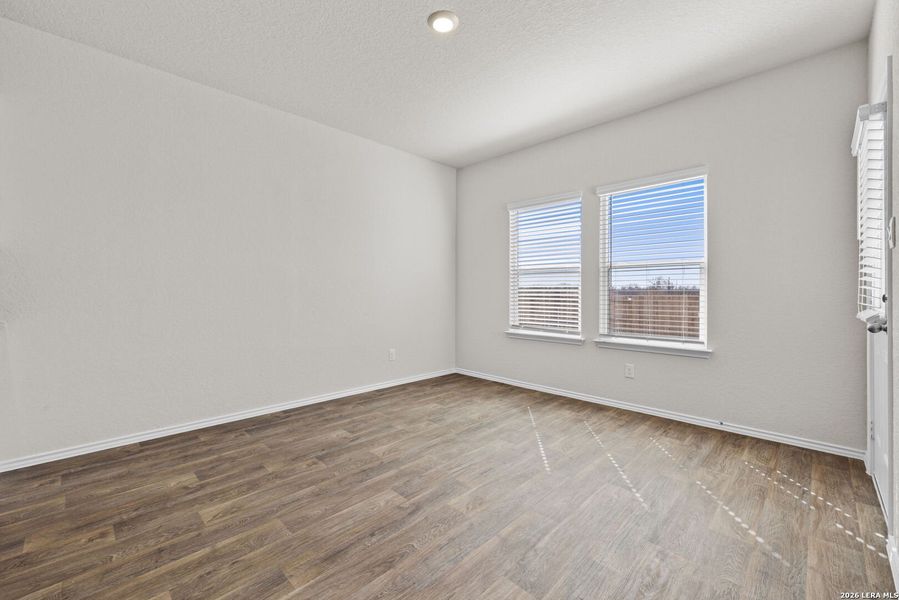Spacious, unfurnished interior of a new home in Stonehill, San Antonio (Image 11).