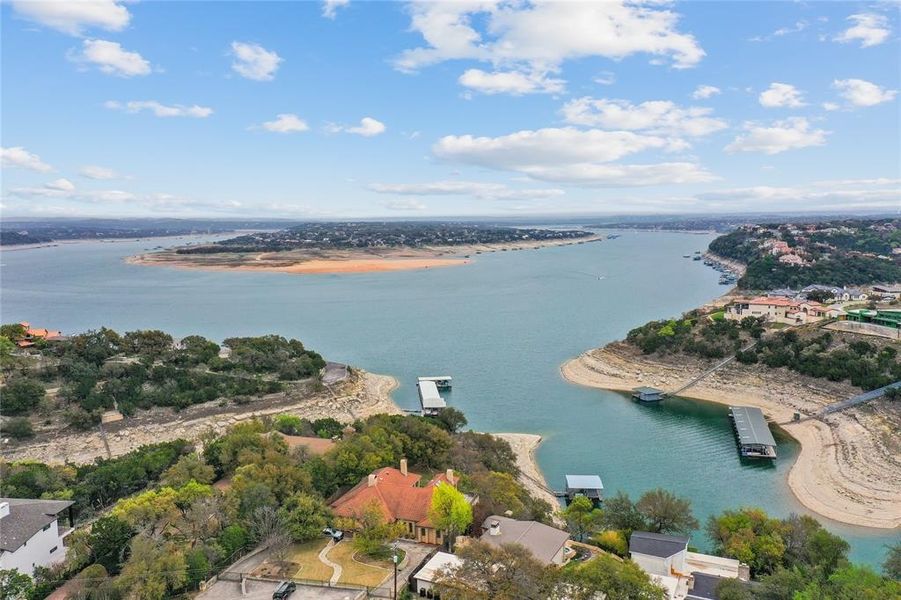 Image 3 of a home in Summit at Lake Travis.