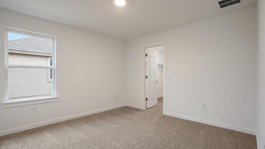 Spacious, unfurnished interior of a new home in Rosenbusch Ranch, Leander (Image 13).