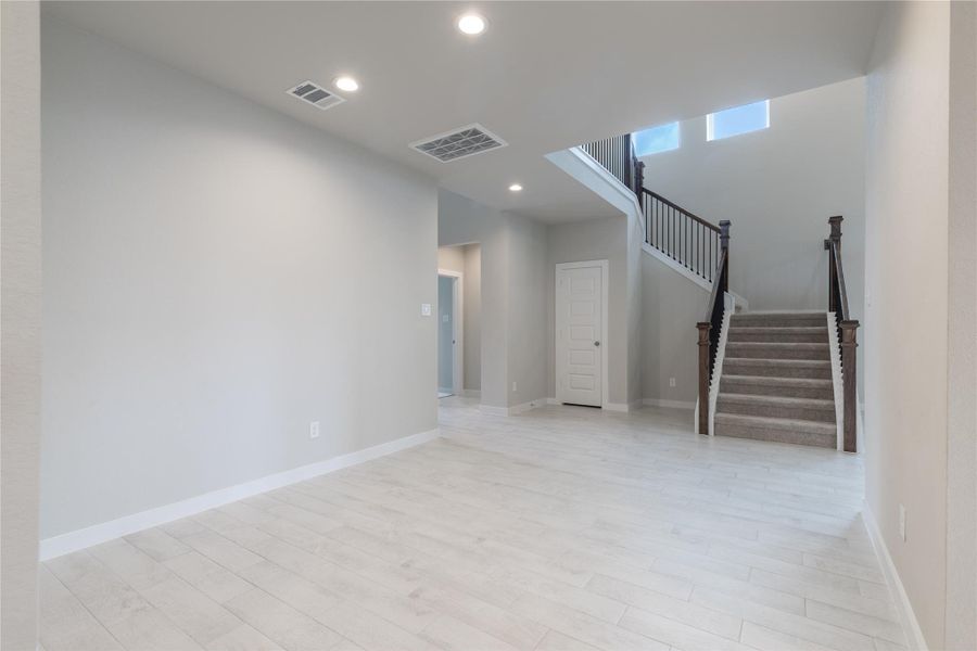 Spacious, unfurnished interior of a new home in Morton Creek Ranch, Katy (Image 18).