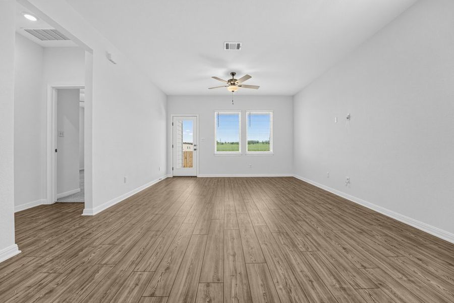 Spacious, unfurnished interior of a new home in Sunfield, Buda (Image 12).