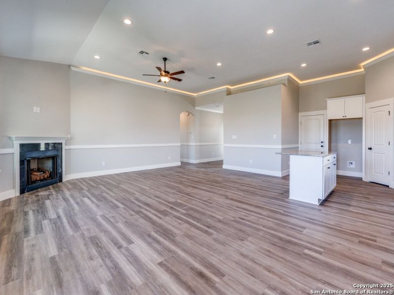 Spacious, unfurnished interior of a new home in Las Palomas Country Club Estates, La Vernia (Image 19).