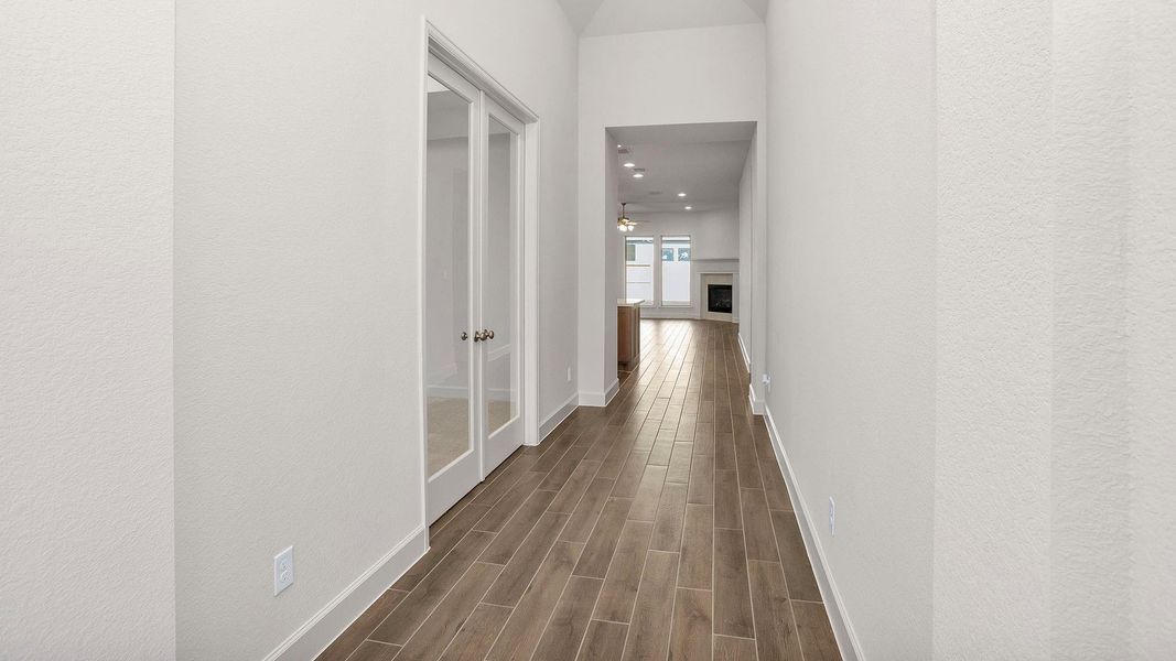 Spacious, unfurnished interior of a new home in Riceland 50', Mont Belvieu (Image 8).