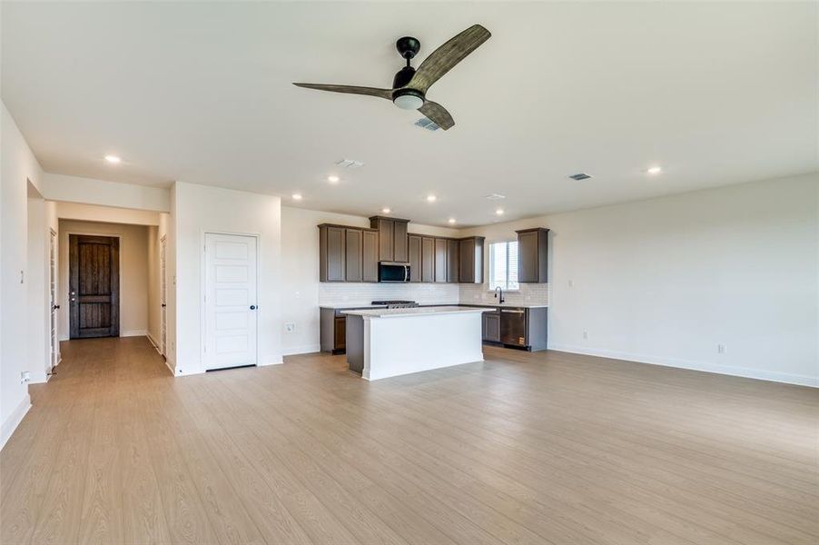 Spacious, unfurnished interior of a new home in Sierra Vista at Kelly Ranch, Aledo (Image 18). Spacious, unfurnished interior of a new home in Sierra Vista at Kelly Ranch, Aledo (Image 18).