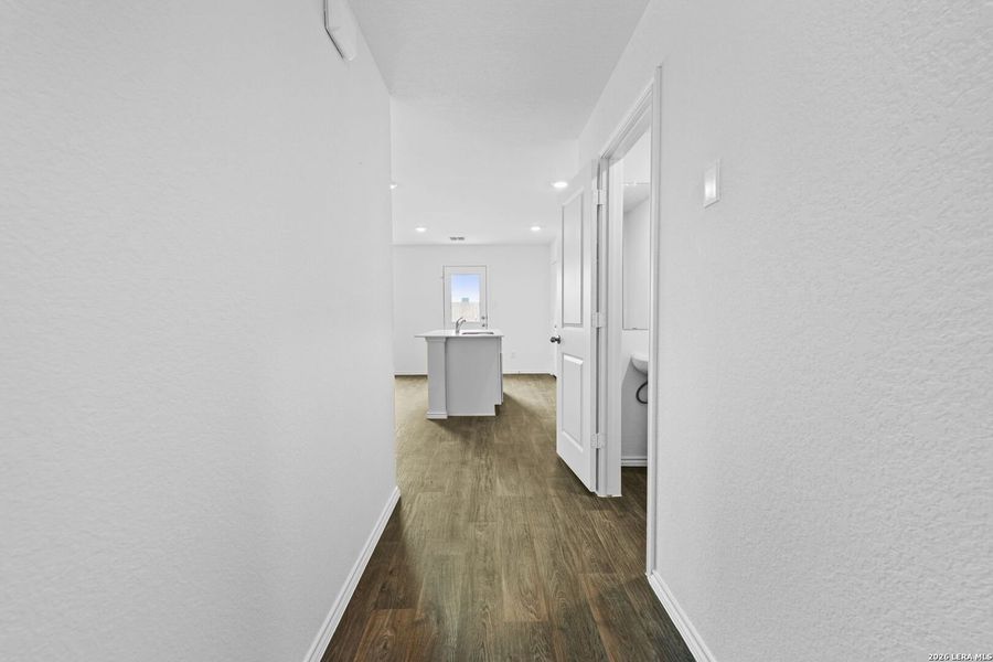 Spacious, unfurnished interior of a new home in Avenida, Converse (Image 14).