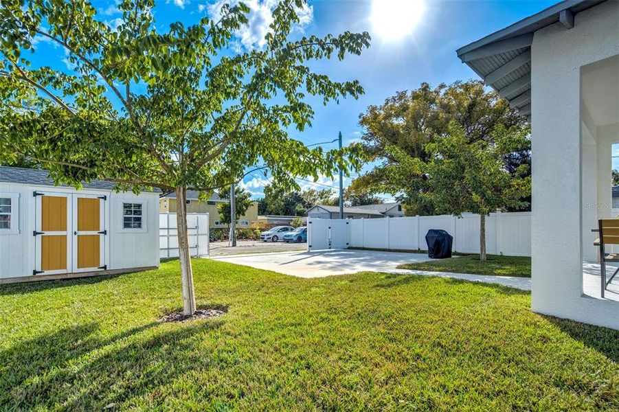 Exterior details and patio area of a home in , St. Petersburg (Image 3).