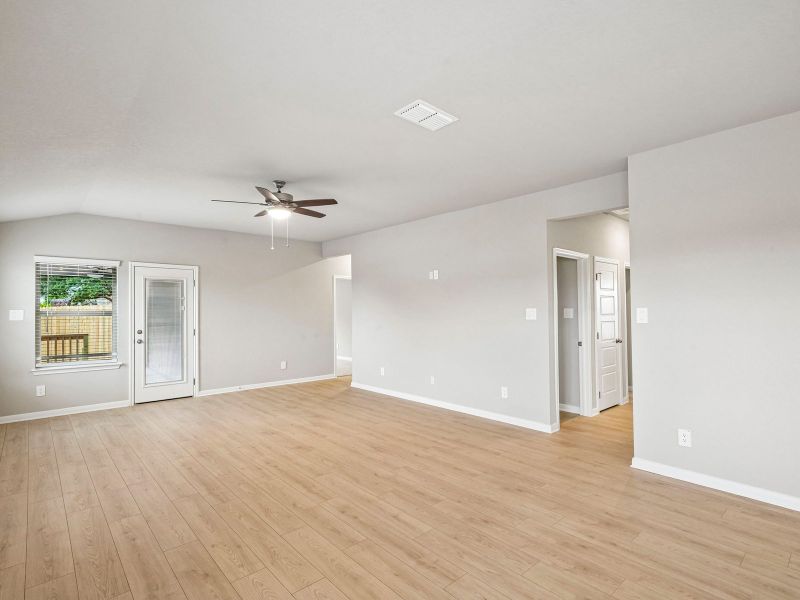 Spacious, unfurnished interior of a new home in Royal Crest, San Antonio (Image 15).