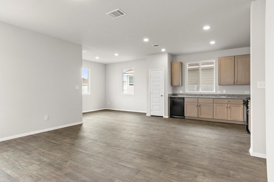 Spacious, unfurnished interior of a new home in Harvest Ridge, Elgin (Image 21).